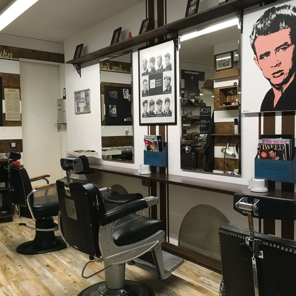 Der JF-Barber Bereich mit klassischen Barber-Stühlen und Spiegeln