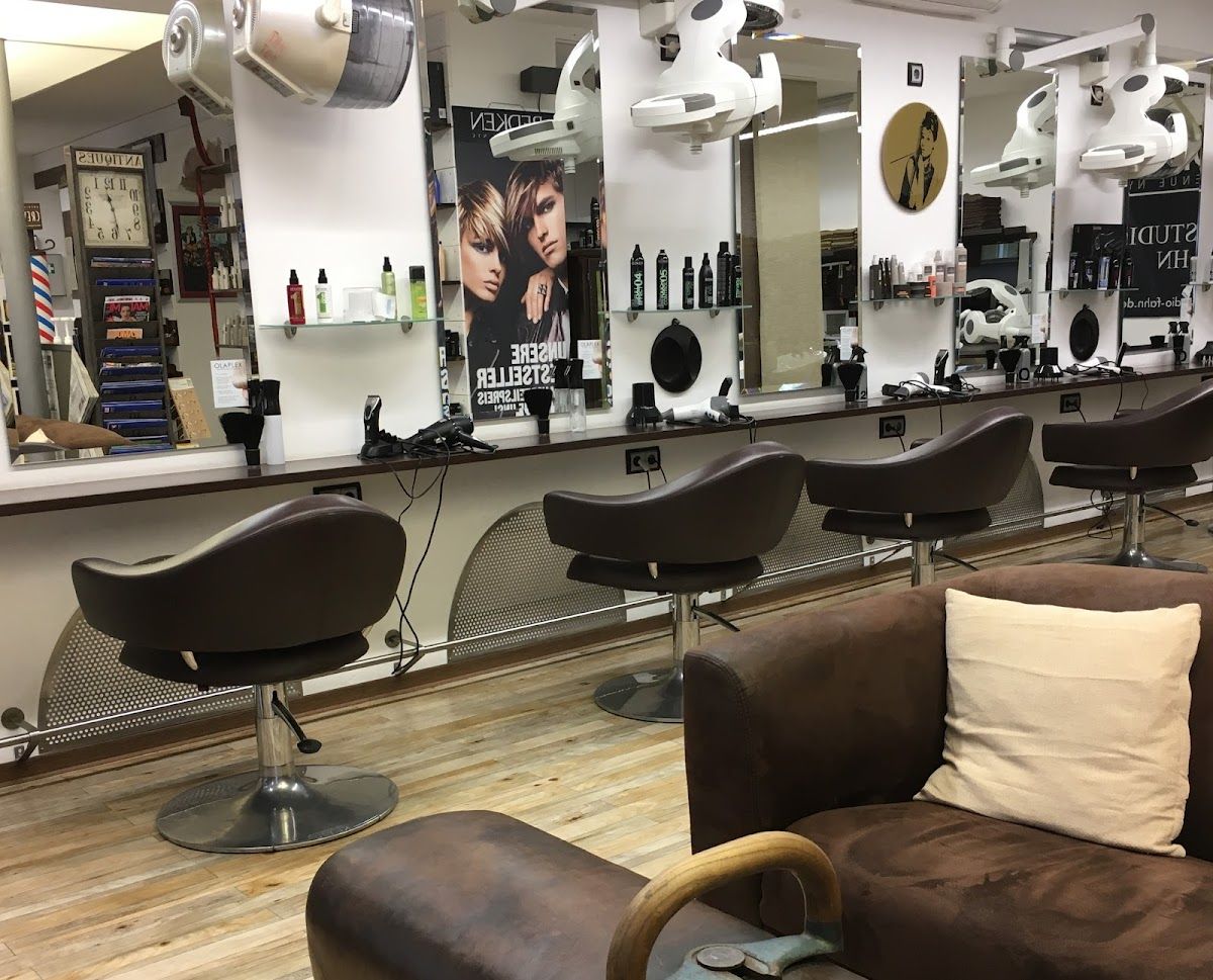 View of the ladies' section at Haarstudio Fahn with styling chairs and mirrors